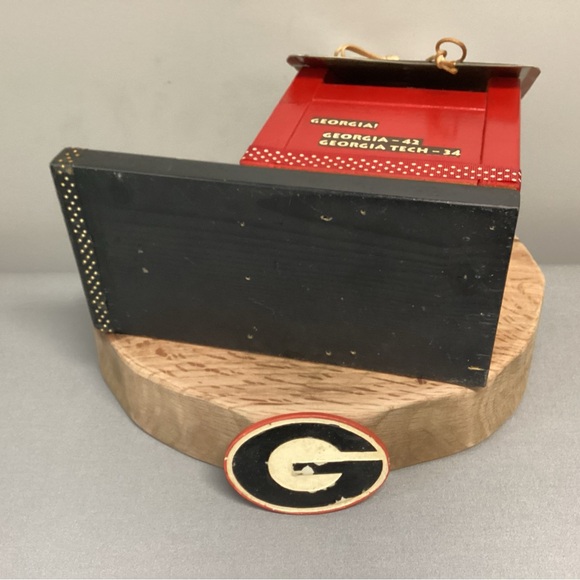 🔴 Georgia Bulldogs College Football Birdhouse / Wood Crafted with Metal Tag Roof - Picture 7 of 12